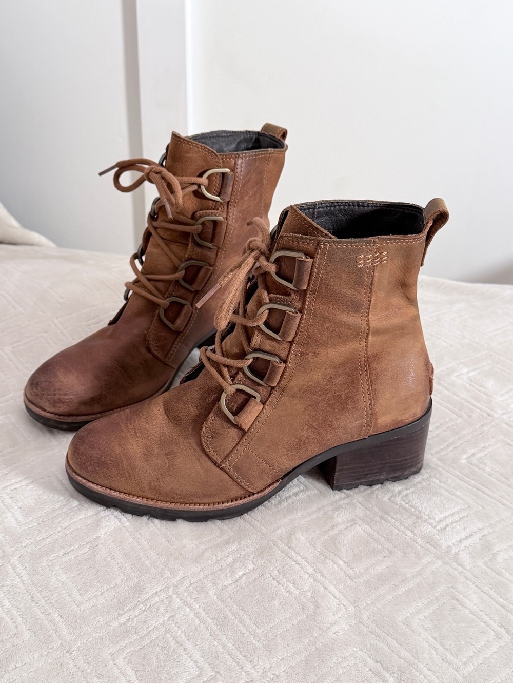 SOREL Waterproof Leather Lace Up Cate Boots Womens 8 Block Heel Lug Sole booties